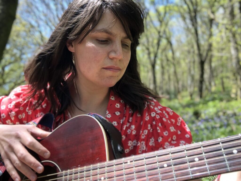 Rhiannon is a singer from Ffarmers. She intertwines storytelling with the new aspect of traditional folk songs. She writes from the point of view of a mother, a farmer and a Welshwoman.